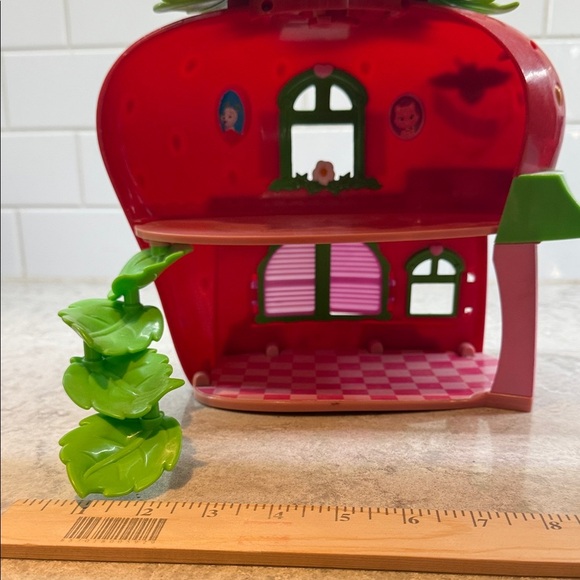 Vintage Strawberry Shortcake 2008 Playhouse with Parrot. Pre-loved. - Picture 7 of 7